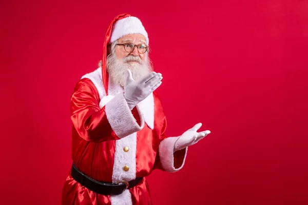 Weihnachtsmann Zeigt Beiseite Weihnachtswerbung Silvester Rabattwerbung Isoliert Auf Rotem Hintergrund — Stockfoto