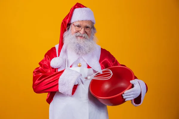 Santa Claus Med Skål Slå Tårta Gul Bakgrund — Stockfoto
