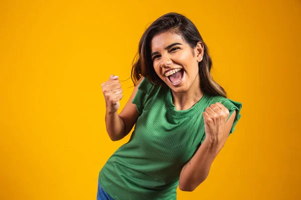 Щаслива Молода Жінка Святкує Концепцією Досягнення — стокове фото