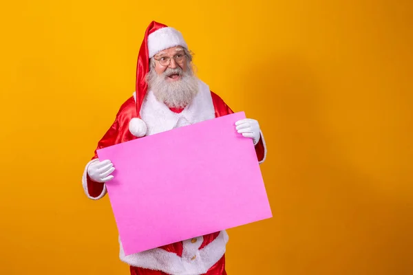 Glücklicher Weihnachtsmann Mit Einer Leeren Tafel Auf Gelbem Hintergrund Mit — Stockfoto