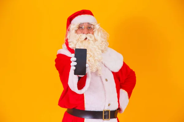 Papai Noel Segurando Smartphone Nas Mãos — Fotografia de Stock