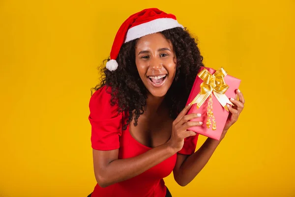 Linda Chica Afro Joven Sosteniendo Regalo Navidad —  Fotos de Stock