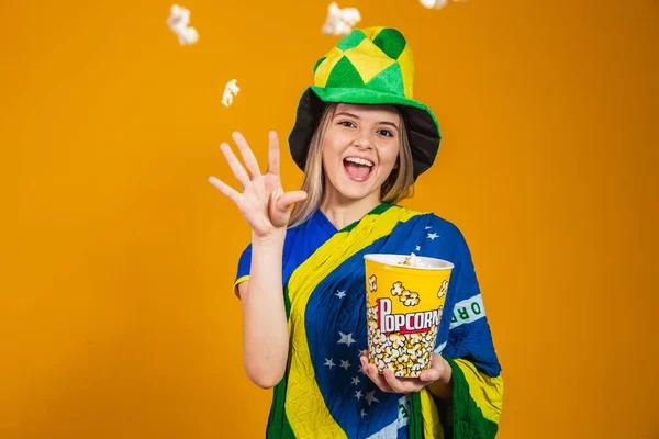 Brazilský Fanoušek Popcornem Sledovat Hru Koncept Zábavy Sportu Vlastenectví — Stock fotografie