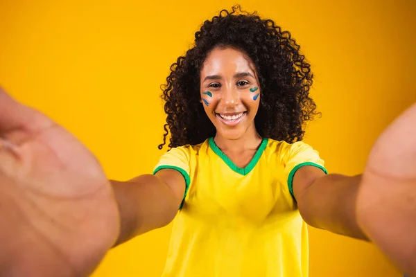 Joven Afro Brasileño Ventilador Haciendo Selfie Listo Para Juego Brasileño — Foto de Stock