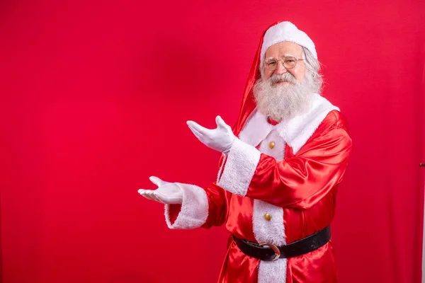 圣诞老人指路 宣传圣诞促销 新年打折广告 用红色背景隔开 — 图库照片
