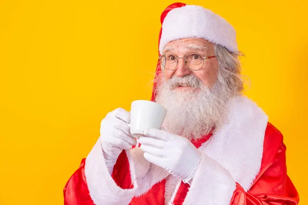 Święty Mikołaj Przy Filiżance Kawy Lub Herbaty — Zdjęcie stockowe