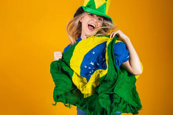 Blonďatý Brazilský Fanoušek Slaví Žlutém Pozadí Ano — Stock fotografie