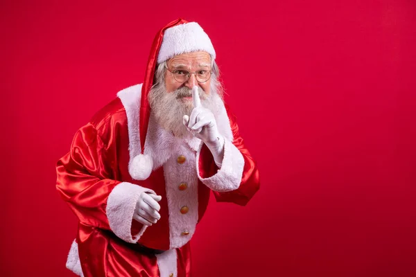 Jultomten Håller Pekfingret Vid Munnen Och Tittar Kameran Tyst Håll — Stockfoto