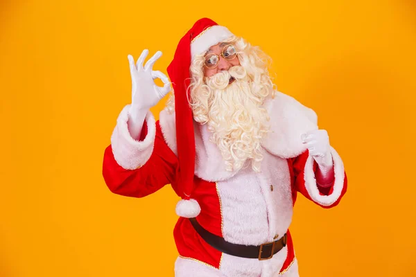 Santa Claus Jednou Rukou Dělat Znamení Druhá Ano Dosáhl Cíle — Stock fotografie