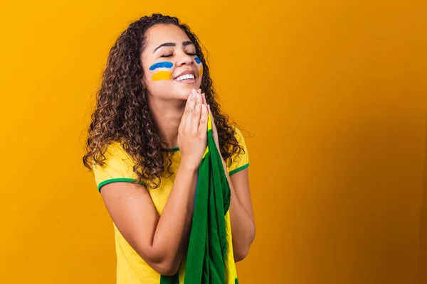 Ventaglio Brasiliano Con Bandiera Che Prega Sfondo Giallo Pregando Brasile — Foto Stock