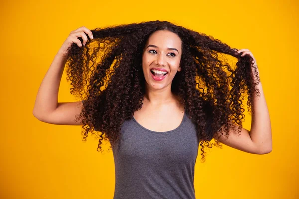 Schönheitsporträt Einer Afro Amerikanerin Mit Afro Frisur Und Glamour Make — Stockfoto