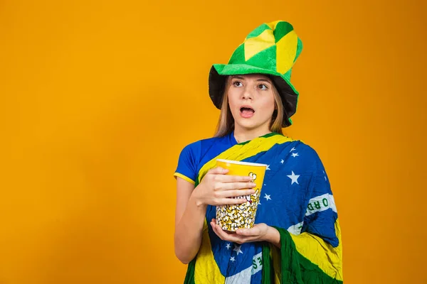 ゲームを見るためにポップコーンとブラジルのファン エンターテインメントとスポーツのコンセプト — ストック写真