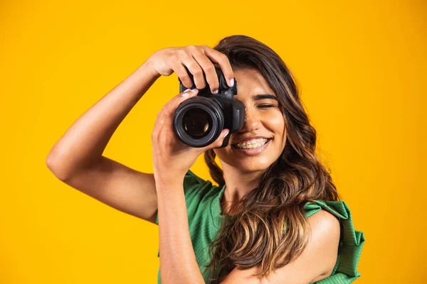 Νεαρή Κοπέλα Που Κρατά Μια Φωτογραφική Μηχανή Κίτρινο Φόντο Γυναίκα — Φωτογραφία Αρχείου