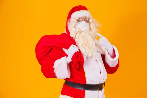 Echter Weihnachtsmann Auf Gelbem Grund Mit Schutzmaske Vor Dem Begehrten — Stockfoto