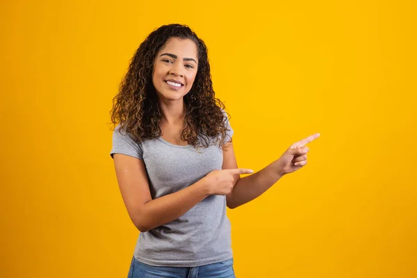 Afro Woman Pointing Yellow Background Space Text — Stock Photo, Image