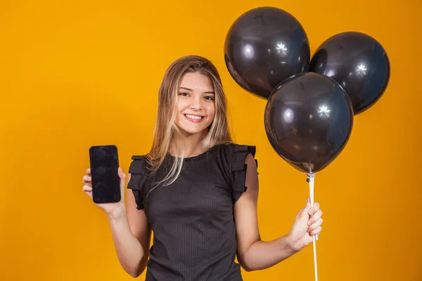 Lachende Charmante Jonge Vrouw Met Een Mobiele Telefoon Met Leeg — Stockfoto