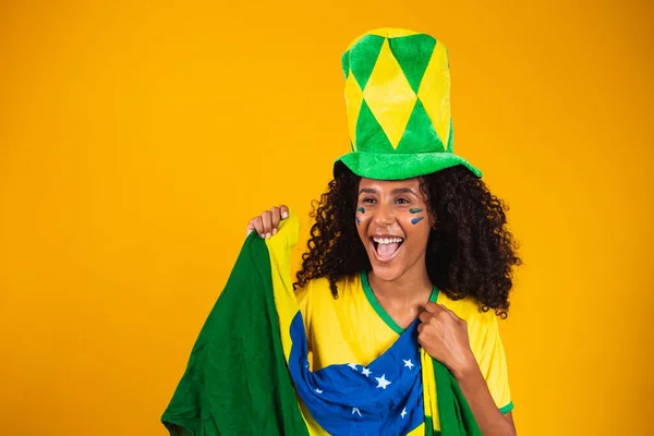 巴西的支持者巴西女子球迷在足球或足球比赛中庆祝黄色背景 巴西色彩 — 图库照片