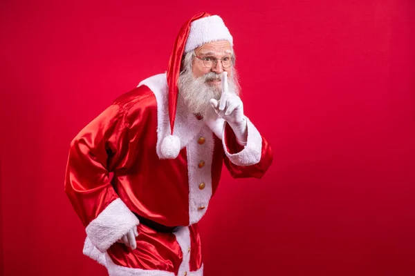Jultomten Håller Pekfingret Vid Munnen Och Tittar Kameran Tyst Håll — Stockfoto