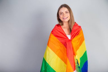 LGBT bayrağı taşıyan sarışın Brezilyalı kadın.