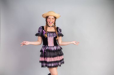 Sarışın Brezilyalı kadın, Haziran partisi kıyafetleri, atari tarzı. Kollarını aç..