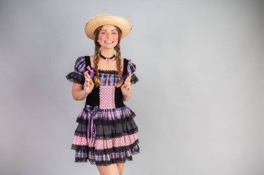 Sarışın Brezilyalı kadın, Haziran partisi kıyafetleri, atari tarzı. İyi şanslar, şans dile..