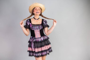 Sarışın Brezilyalı kadın, Haziran partisi kıyafetleri, atari tarzı. dikey portre.