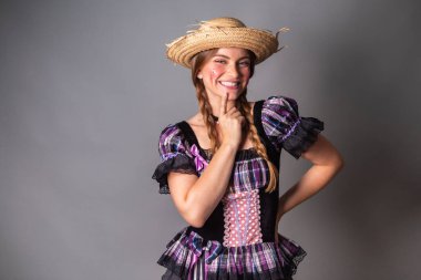 Sarışın Brezilyalı kadın, Haziran partisi kıyafetleri, atari tarzı. dikey portre.