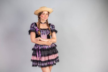 Sarışın Brezilyalı kadın, Haziran partisi kıyafetleri, atari tarzı. çapraz kol.