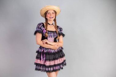 Sarışın Brezilyalı kadın, Haziran partisi kıyafetleri, atari tarzı. çapraz kol.