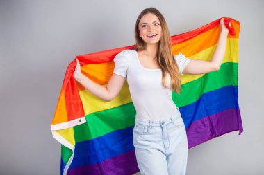 LGBT bayrağı taşıyan sarışın Brezilyalı kadın.
