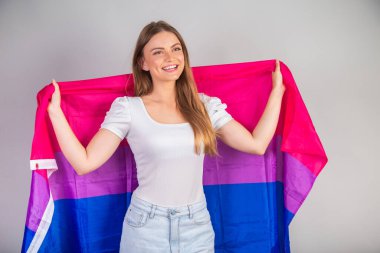 LGBT biseksüel bayrağı olan sarışın Brezilyalı kadın.