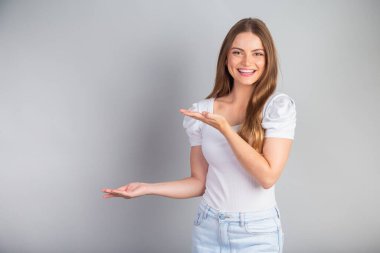 Sarışın Brezilyalı kadın olumsuz bir şey sunuyor..