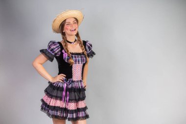 Sarışın Brezilyalı kadın, Haziran partisi kıyafetleri, atari tarzı. Eller kalçada..