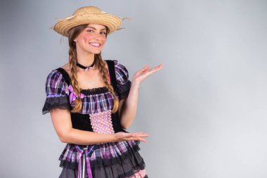 Sarışın Brezilyalı kadın, Haziran partisi kıyafetleri, atari tarzı. Yan tarafta reklam alanı gösteriliyor..