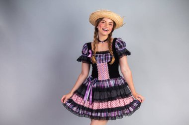 Sarışın Brezilyalı kadın, Haziran partisi kıyafetleri, atari tarzı. dikey portre.