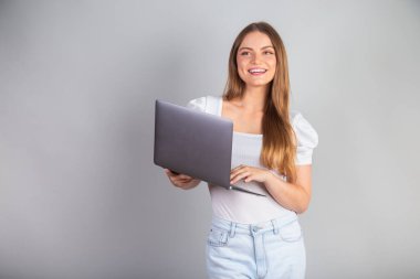 Not defterli sarışın Brezilyalı kadın.