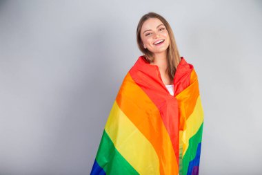 LGBT bayrağı taşıyan sarışın Brezilyalı kadın.