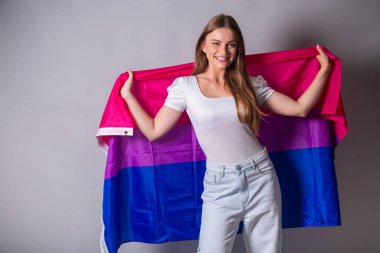 LGBT biseksüel bayrağı olan sarışın Brezilyalı kadın.