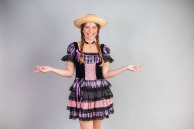 Sarışın Brezilyalı kadın, Haziran partisi kıyafetleri, atari tarzı. Kollarını aç..