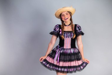 Sarışın Brezilyalı kadın, Haziran partisi kıyafetleri, atari tarzı. dikey portre.