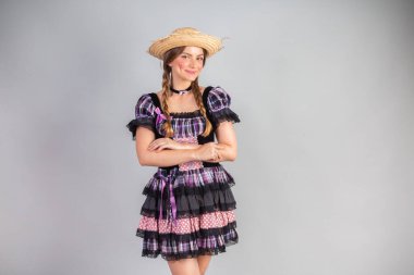 Sarışın Brezilyalı kadın, Haziran partisi kıyafetleri, atari tarzı. çapraz kol.