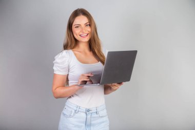 Not defterli sarışın Brezilyalı kadın.