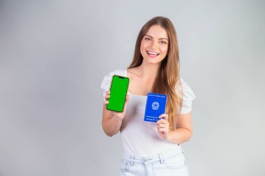 Ulusal İş, Sosyal Güvenlik Kartı ve akıllı telefon tutan sarışın Brezilyalı kadın. İngilizce çeviri (İş Kartı ve Sosyal Güvenlik)