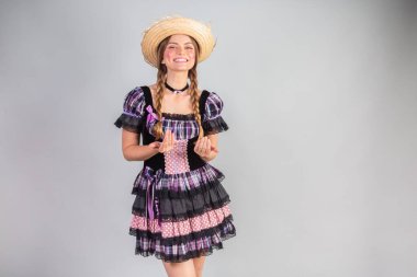 Sarışın Brezilyalı kadın, Haziran partisi kıyafetleri, atari tarzı. davetkar eller.