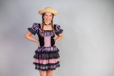 Sarışın Brezilyalı kadın, Haziran partisi kıyafetleri, atari tarzı. Eller kalçada..