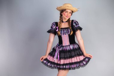 Sarışın Brezilyalı kadın, Haziran partisi kıyafetleri, atari tarzı. dikey portre.