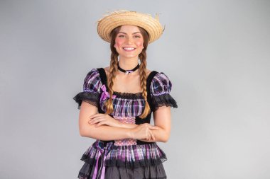 Sarışın Brezilyalı kadın, Haziran partisi kıyafetleri, atari tarzı. çapraz kol.