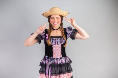 Sarışın Brezilyalı kadın, Haziran partisi kıyafetleri, atari tarzı. Barış ve sevgi.