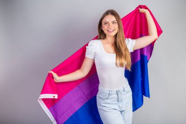 LGBT biseksüel bayrağı olan sarışın Brezilyalı kadın.
