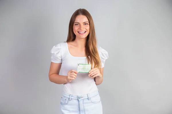 投票者登録カードを持っているブロンドブラジルの女性 日本語訳 選挙カード — ストック写真